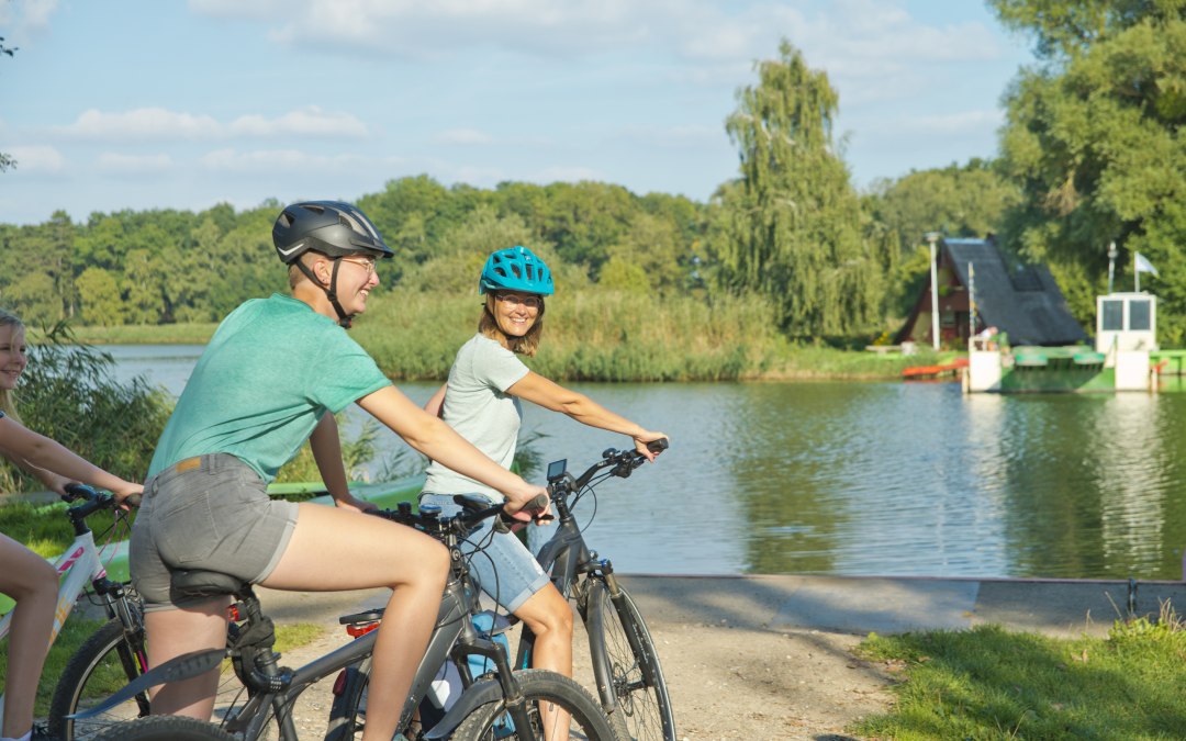 Rowerzyści na terminalu promowym, © C.Drühl/Tourist-Info