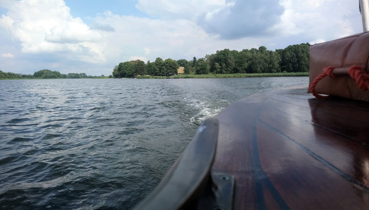 View from the launch Regulus to the castle wall island, © Jana Koch