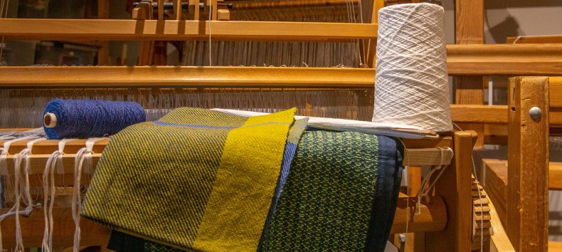 Vierassig weefgetouw met werkstukken // &copy; Sabine Reichmann