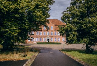 Widok z zewnątrz na Künstlerhaus Schloss Plüschow // © Schloss Plüschow Widok z zewnątrz na Künstlerhaus Schloss Plüschow // © Schloss Plüschow