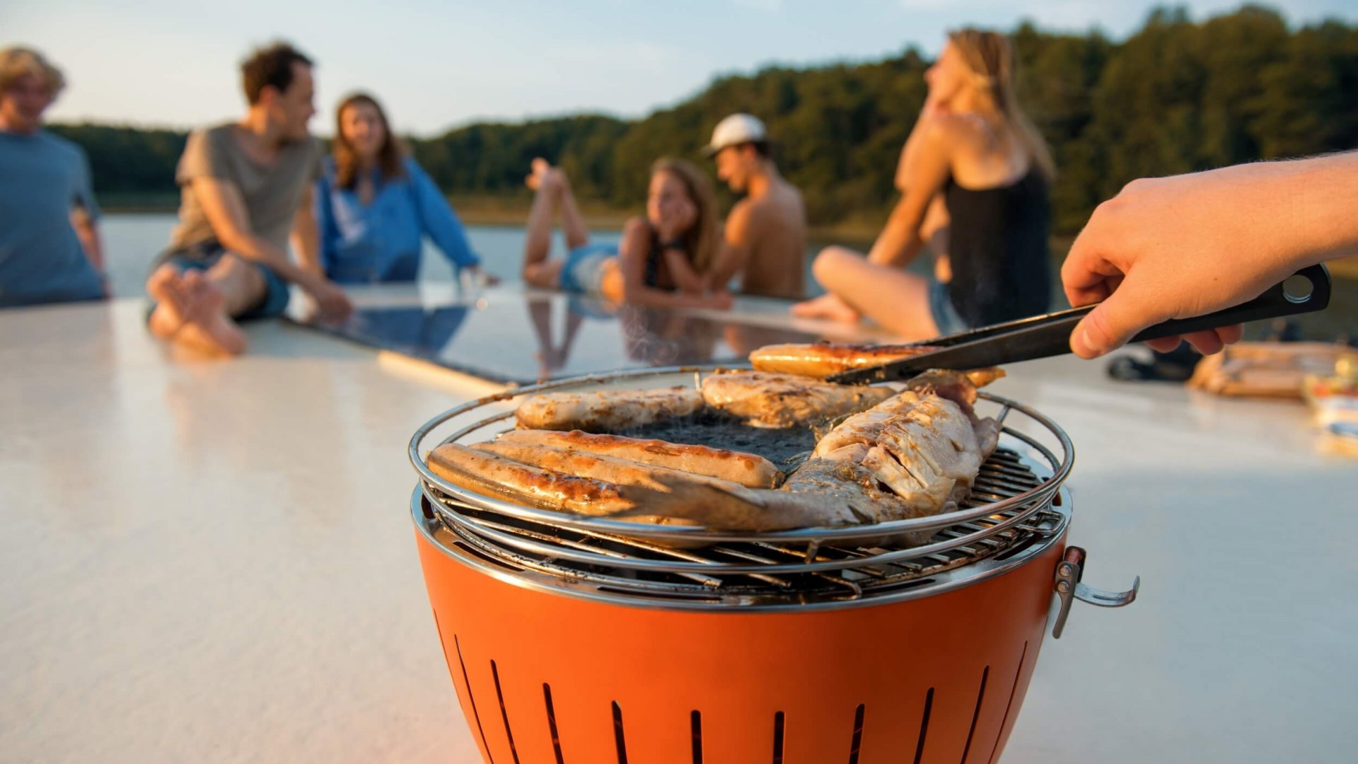 s Avonds wordt het dak van de woonboot omgetoverd tot een verleidelijk barbecuerestaurant // © MV-T/Tiemann s Avonds wordt het dak van de woonboot omgetoverd tot een verleidelijk barbecuerestaurant // © MV-T/Tiemann