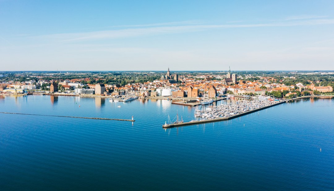 De meest sfeervolle manier om er te komen is met de veerboot vanaf Rügen. // © MV-T/Gänsicke De meest sfeervolle manier om er te komen is met de veerboot vanaf Rügen. // © MV-T/Gänsicke