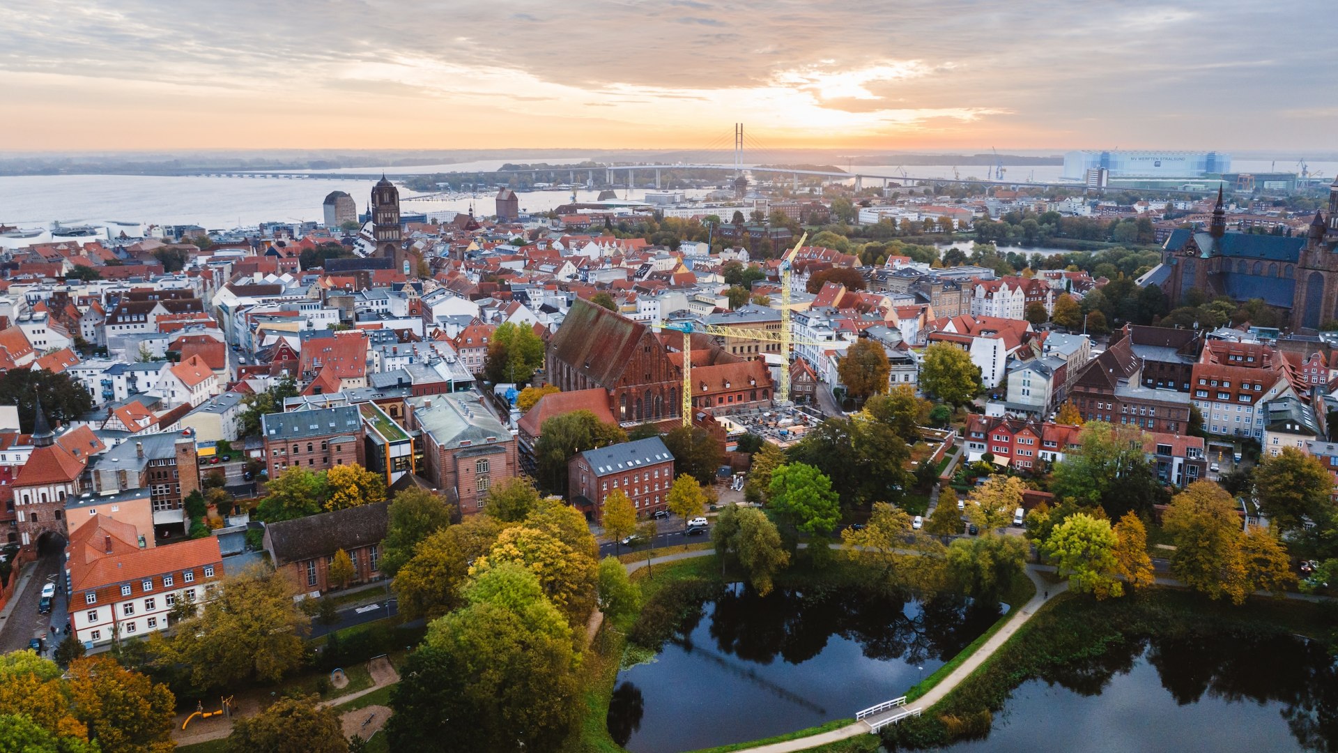 Het Sint-Katelijneklooster ligt in het hart van de door UNESCO beschermde oude binnenstad van de Hanzestad Stralsund.