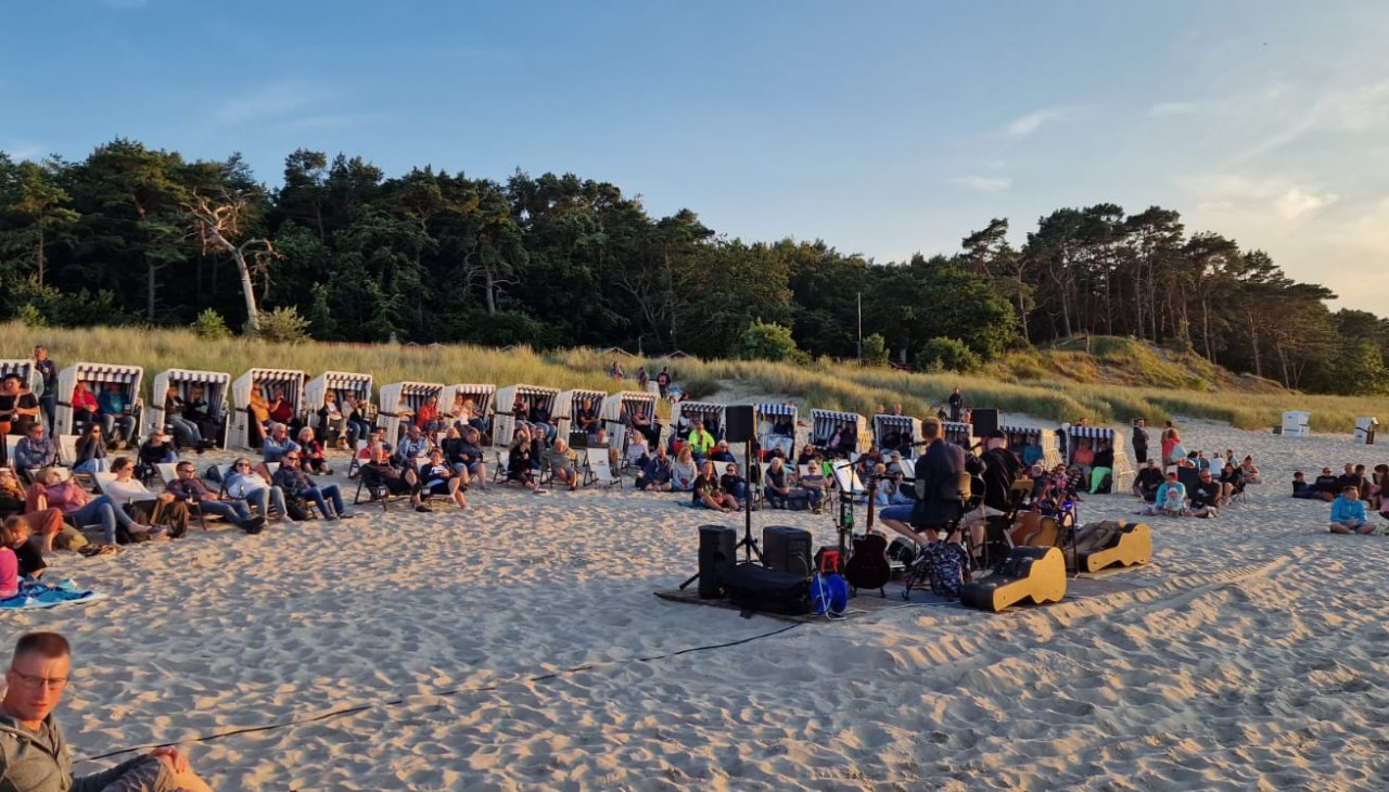 &copy; Strandkonzert - Musik to&acute;n S&uuml;nn&uuml;nnergang