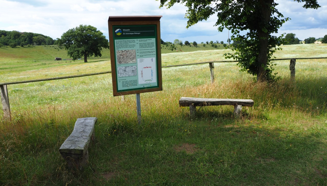 Information point at the nature trail Mittleres Warnowtal, © Naturpark Sternberger Seenland; Volker Brandt Information point at the nature trail Mittleres Warnowtal, © Naturpark Sternberger Seenland; Volker Brandt