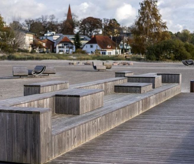 Houten promenade op het strand bij Altef&auml;hr // &copy; Eigenbetrieb Hafen- und Tourismuswirtschaft Altef&auml;hr