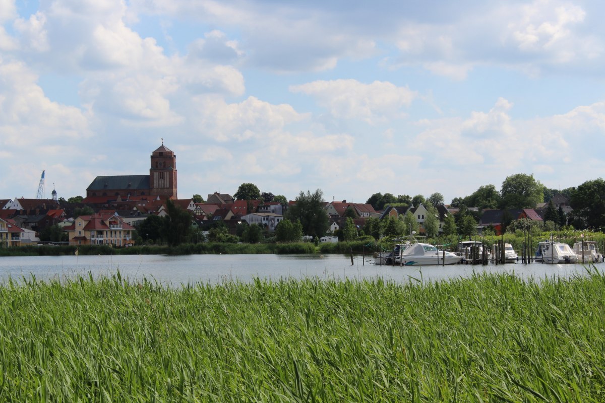 Stadsgezicht Wolgast - Dreilindengrund aan de rivier de Peene // © tvv@bock.de Stadsgezicht Wolgast - Dreilindengrund aan de rivier de Peene // © tvv@bock.de