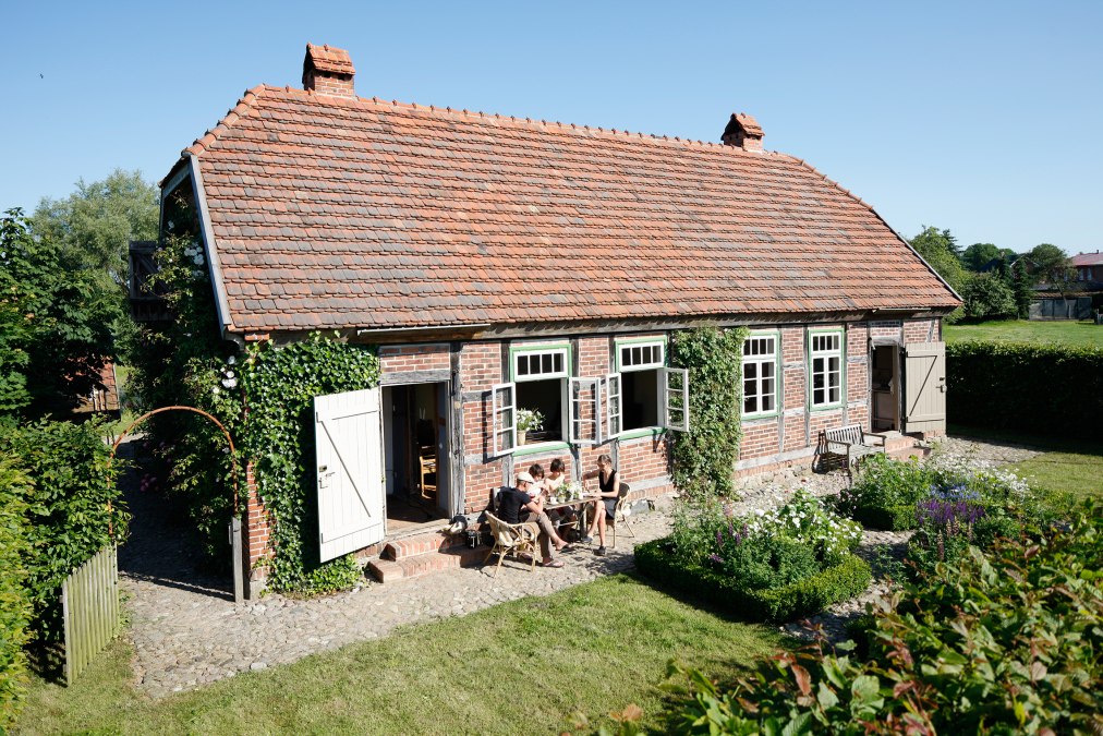 Taras śniadaniowy przed starą chatą robotnika dziennego, © Hauke Dressler