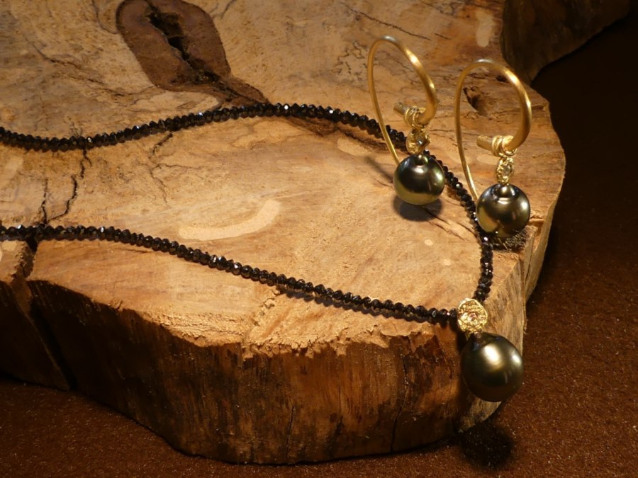 Ręcznie kuty zestaw z żółtego złota próby 750 z perłami tahitańskimi i szlifowanymi diamentami, © Vivien Hellweg