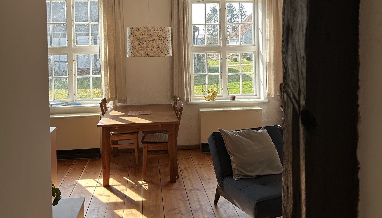 Flat met oude meubels en nieuwe charme - en veel ruimte om te werken, te wonen en je goed te voelen, © Werk Gut Wohnen Schlatkow eG