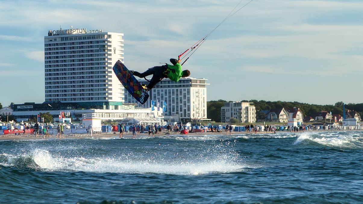 Niezależnie od tego, czy jesteś początkującym, czy profesjonalistą: HW-Shapes pomoże Ci robić postępy w kitesurfingu. Indywidualne szkolenie odbywa się w dwuosobowych grupach. Istnieje niezliczona ilość spot&oacute;w dostępnych w MV - jako miejscowy, HW-Shapes zna je wszystkie i chętnie doradzi w wyborze spotu, sprzętu i zakwaterowania., &copy; &copy; Matthias Marx | HW-Shapes