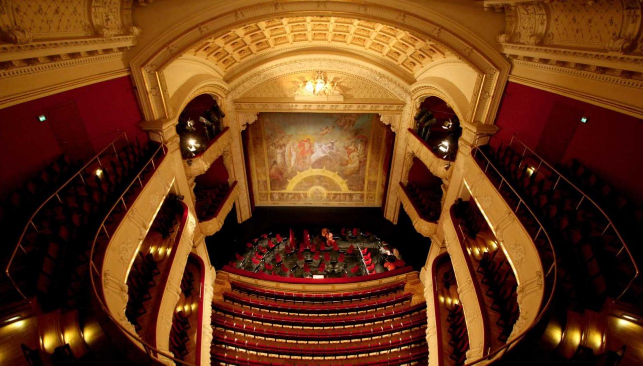 View from the upper tiers into the auditorium and onto the stage of the Gro&szlig;es Haus of the Mecklenburg State Theater in Schwerin., &copy; Mecklenburgisches Staatstheater