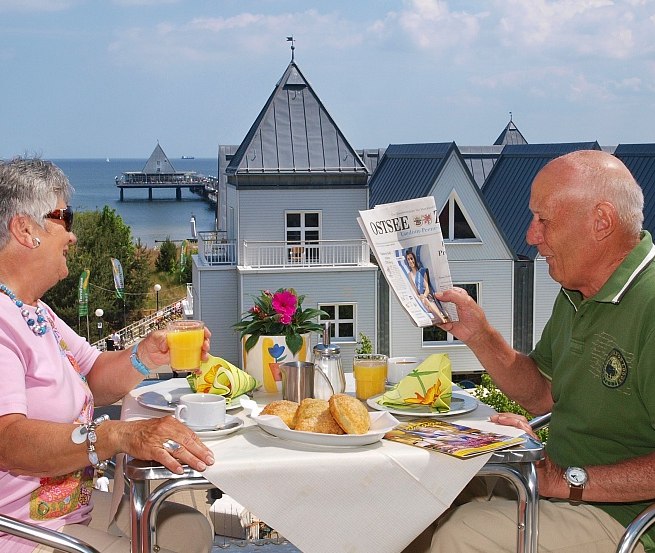 Koffiepauze op het terras van de flat, © Kurhotel zu Heringsdorf GmbH & Co. KG