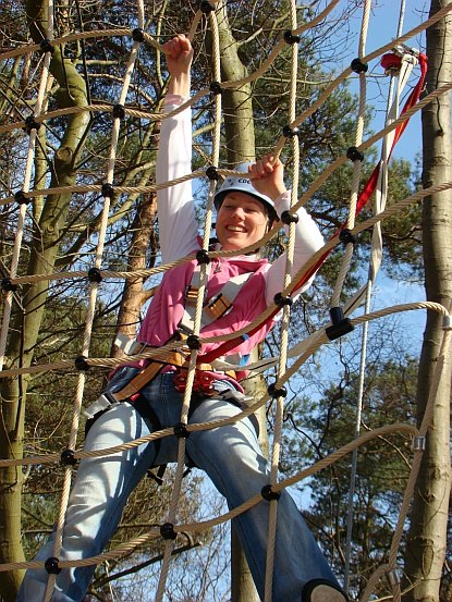 A station in the ropes course: The climbing net // © Angelika Häusler, Seilgarten Prora KG A station in the ropes course: The climbing net // © Angelika Häusler, Seilgarten Prora KG