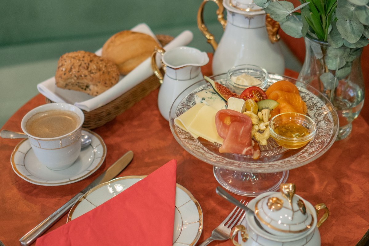 Coffee house Stralsund - living room cafe // &copy; Theresa Gessert