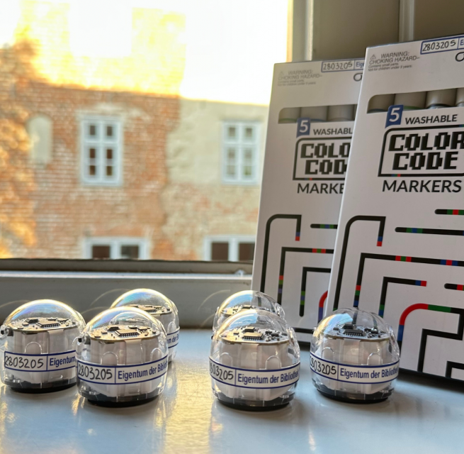 6 Ozobots with instructions on the windowsill of the city library // &copy; Stadtbibliothek Stralsund