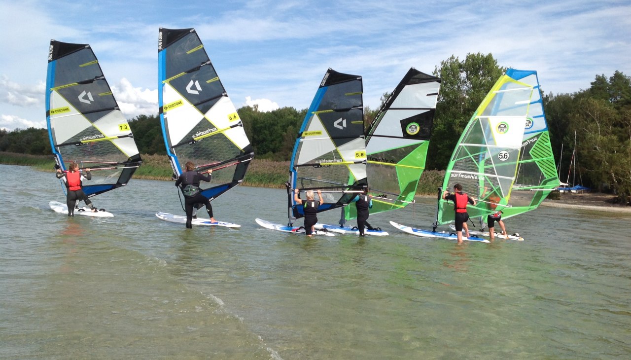 Kurs windsurfingu wraz ze sprzętem w strefie stojącej, &copy; Katamaran- und Surfm&uuml;hle