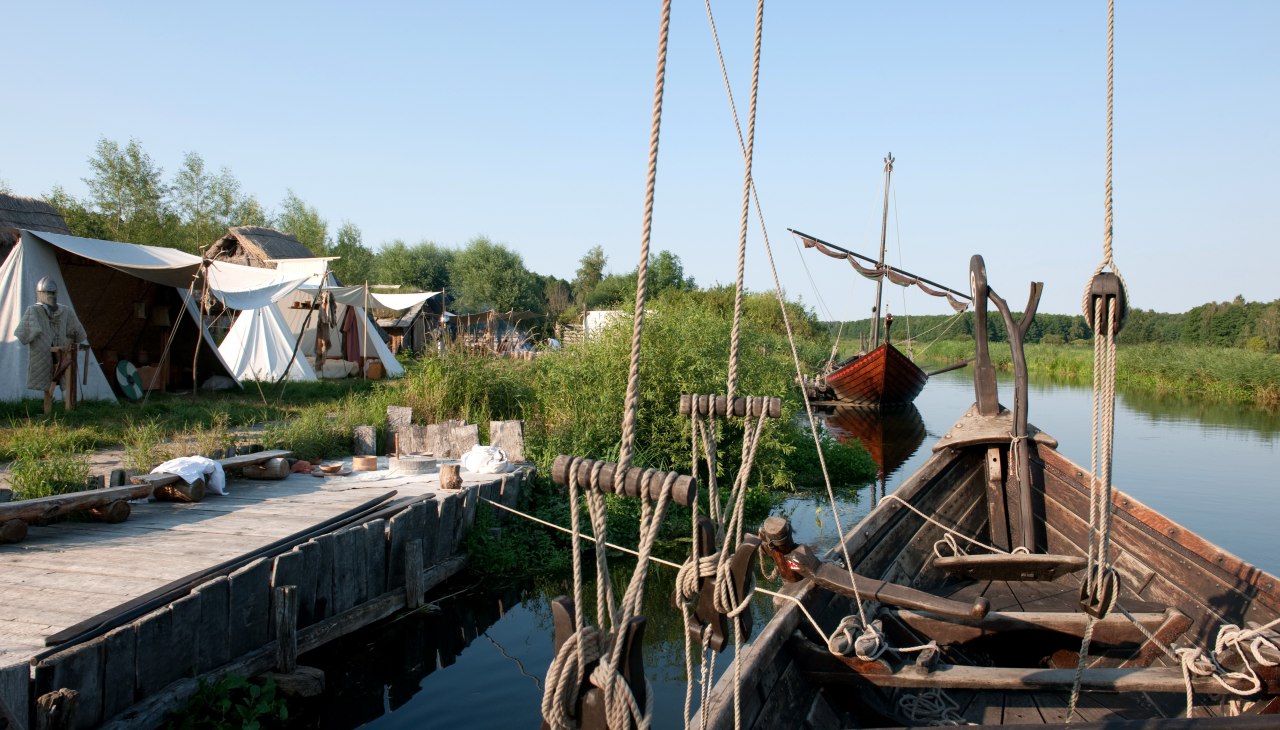 Słowiańskie łodzie na rzece Uecker w Ukranendorfie, © Leo Seidel Słowiańskie łodzie na rzece Uecker w Ukranendorfie, © Leo Seidel