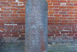 the atonement stone near the outer choir wall of the church of St. Jacob in Gingst // &copy; Arch&auml;o Tour R&uuml;gen