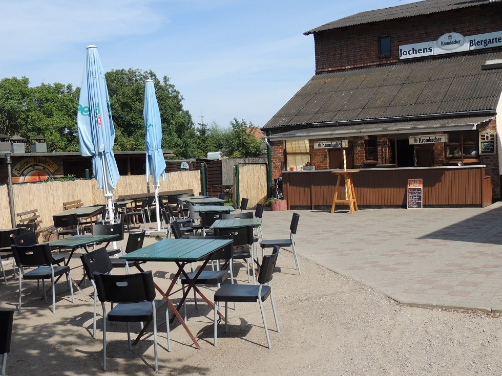 Biertuin met bar en rokerij op de achtergrond, &copy; Kurverwaltung Insel Poel