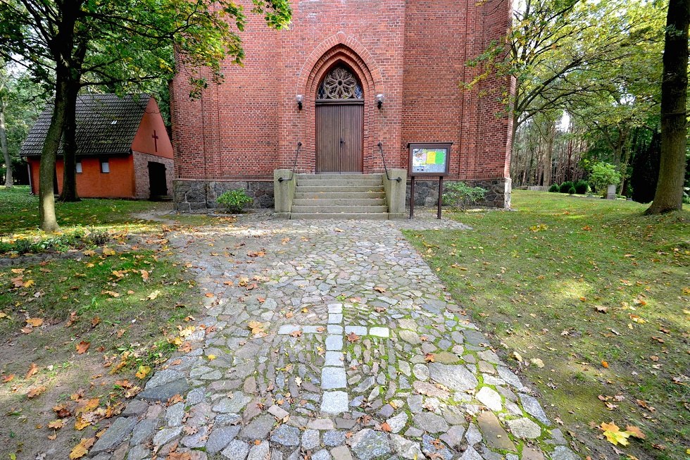 Ingang tot de Dankeskirche in Sehlen, © Tourismuszentrale Rügen