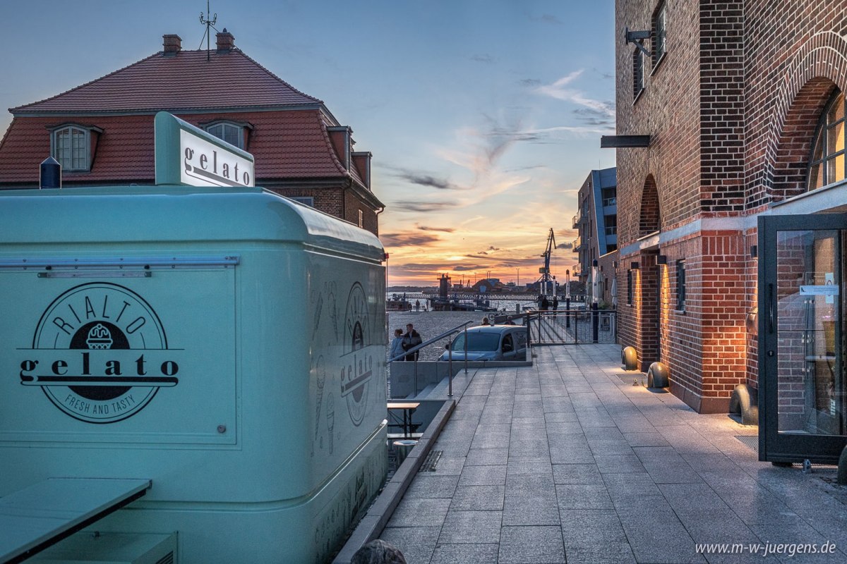 Main entrance with a view of our ice cream van. // &copy; rialto