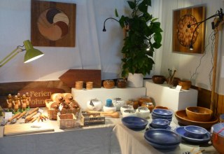 Galeria w stodole, Hintersee, tylko w weekend Zielonych Świątek; widok wystawy sprzedażowej w 17375 Hintersee w ramach ogólnokrajowej kampanii KUNST:OFFEN, © Drechslerei Rose Galeria w stodole, Hintersee, tylko w weekend Zielonych Świątek; widok wystawy sprzedażowej w 17375 Hintersee w ramach ogólnokrajowej kampanii KUNST:OFFEN, © Drechslerei Rose