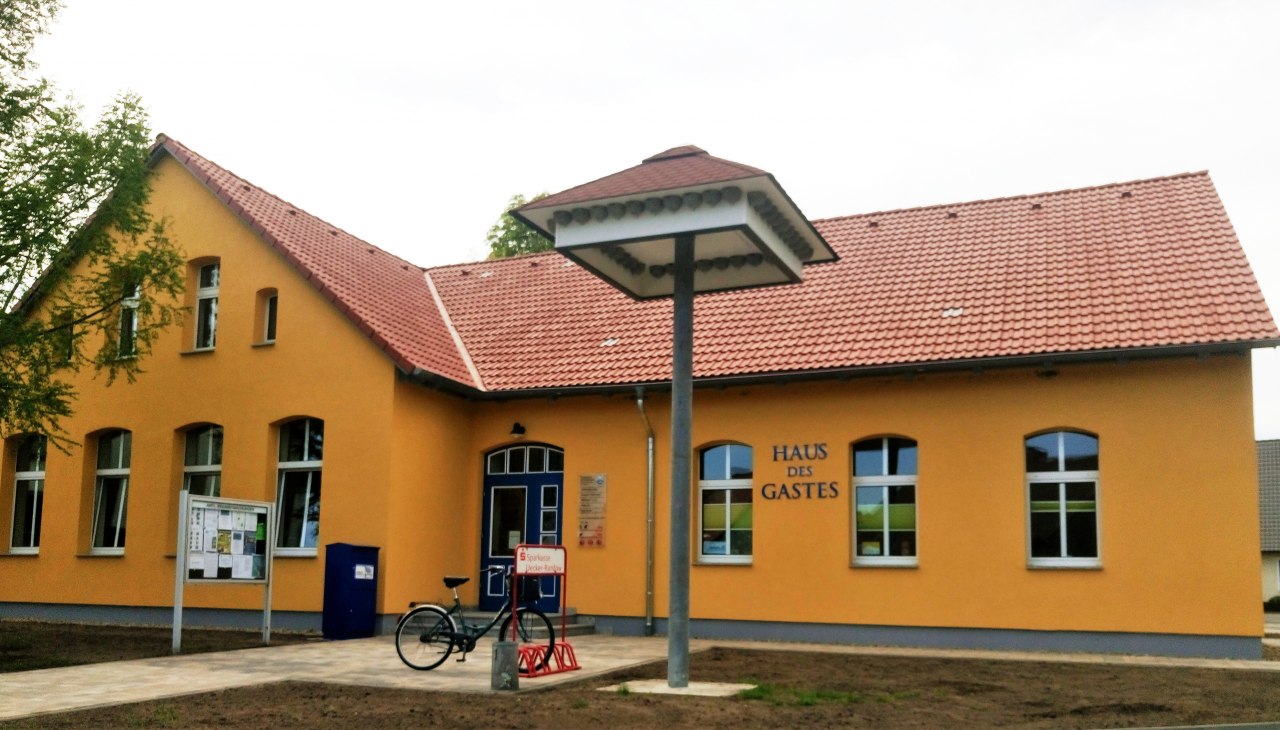 Centrum informacji turystycznej ośrodka Mönkebude znajduje się w "Haus des Gastes", © Tourismusverein "Mönkebude am Stettiner Haff"