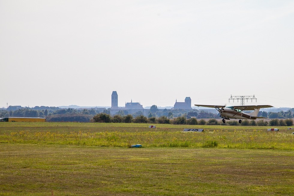 Aircraft at takeoff. In the background the silhouette of Wismar. // © Frank Burger Aircraft at takeoff. In the background the silhouette of Wismar. // © Frank Burger
