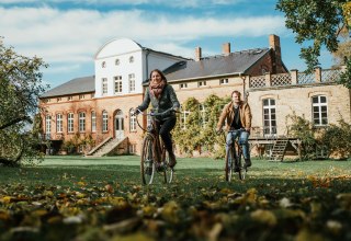Experience manor houses on two wheels // &copy; 1000seen.de
