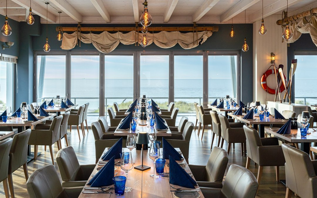 Binnenzicht van het strandrestaurant & bar "Blaue Boje"., © DOMUSimages