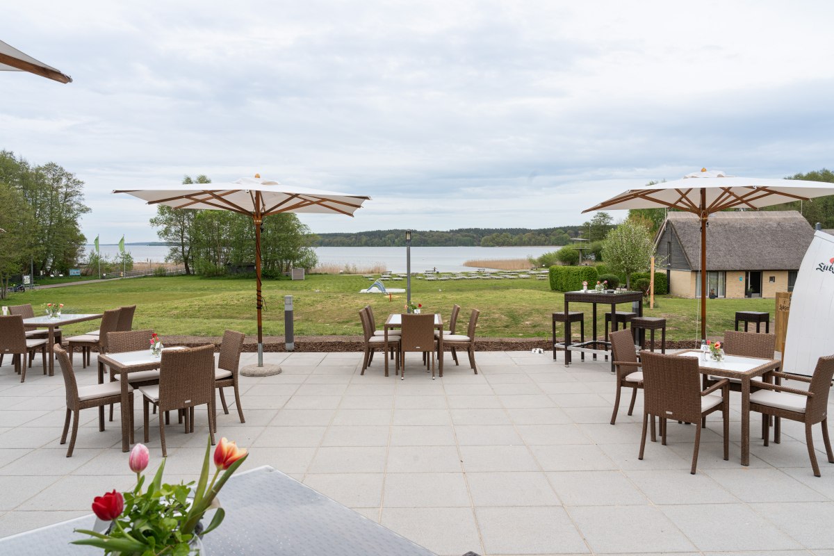 2024-05-BEECH-Plau-Restaurant-Bootshaus-Bar-Ankerplatz-Terrasse-Seeblick-Seevilla, &copy; BEECH Resort Plauer See
