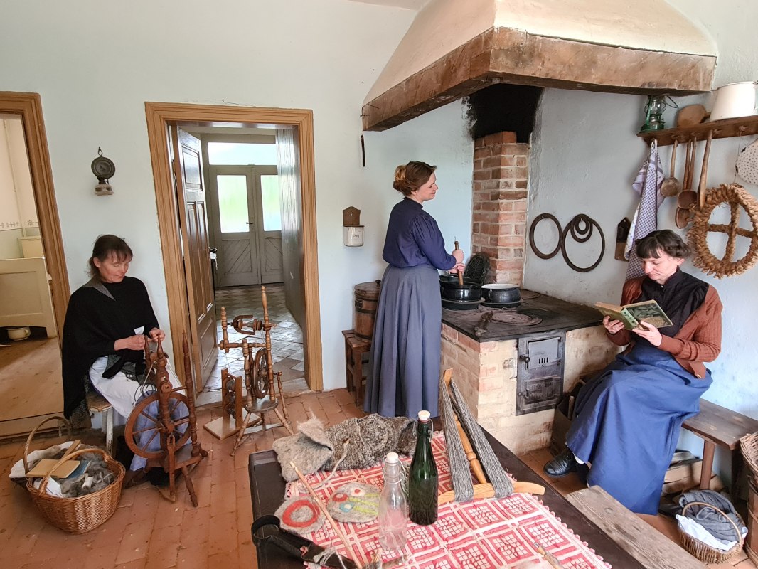 Anna, Jenny i Ute pokazują codzienne prace domowe i podwórkowe z około 1900 roku. // © Fred-Ingo Pahl Anna, Jenny i Ute pokazują codzienne prace domowe i podwórkowe z około 1900 roku. // © Fred-Ingo Pahl