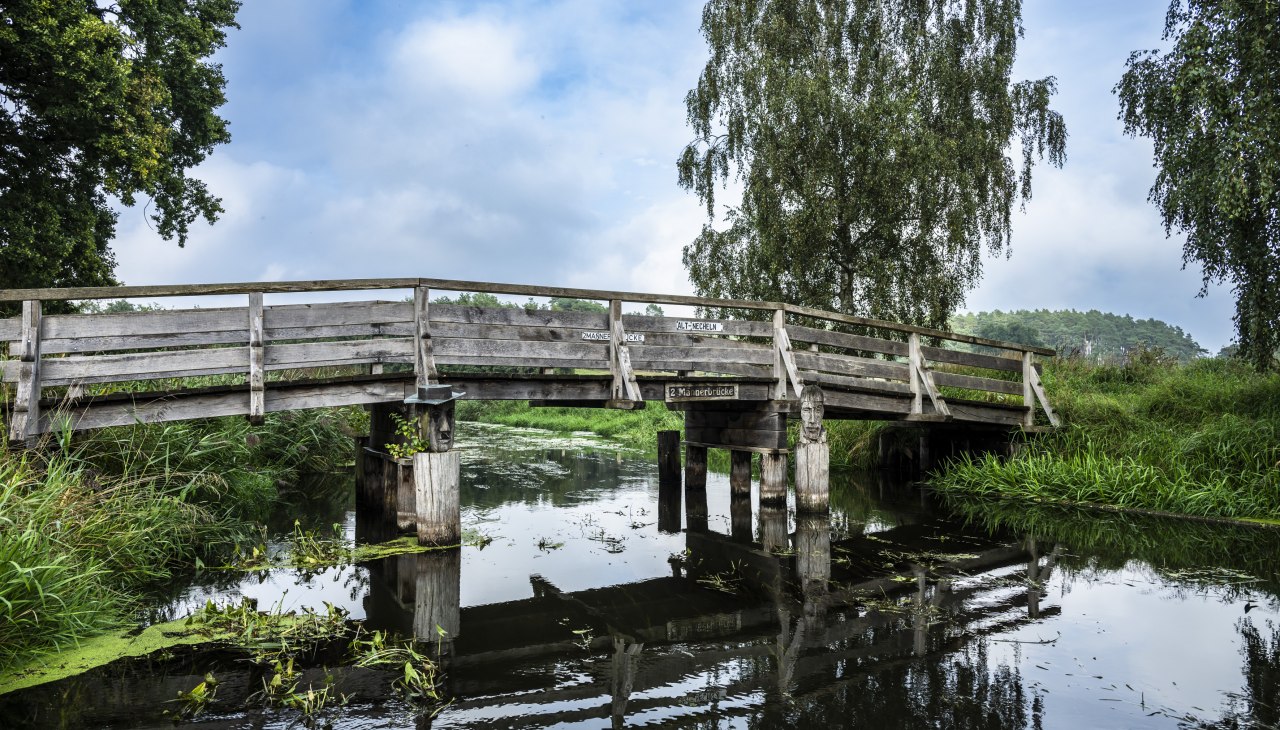 Twee mannen overbruggen landgoed Alt Necheln, © Stefan von Stengel Twee mannen overbruggen landgoed Alt Necheln, © Stefan von Stengel