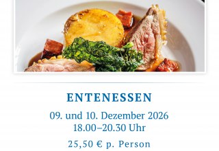 Knusprig gebratene Ente auf Teller, mit Rotkohl, Kl&ouml;&szlig;en und Sauce, appetitlich angerichtet. // &copy; spreepiraten&reg;