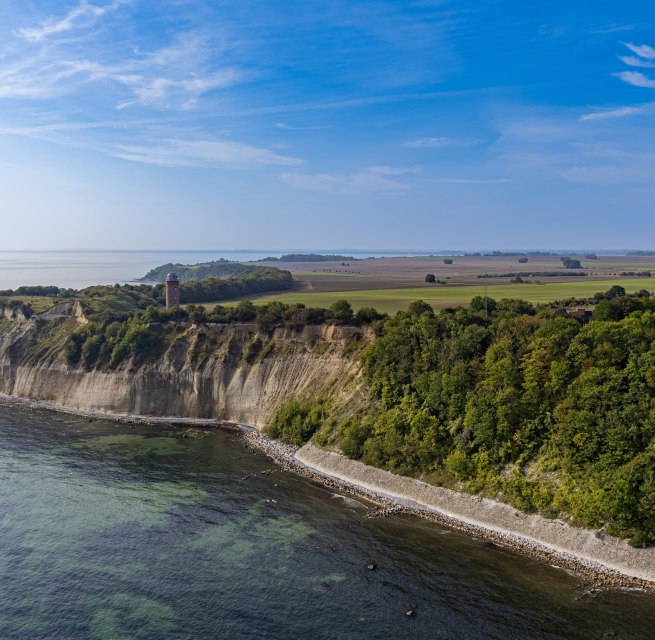 Cape Arkona op Rügen met zijn opvallende vuurtorens en de indrukwekkende krijtkust - een hoogtepunt van de Oostzeekust., © Franz Müller Luchtfoto van Kaap Arkona op het eiland Rügen, met de twee vuurtorens en de steile krijtkust, omgeven door velden en de Oostzee onder een heldere hemel.