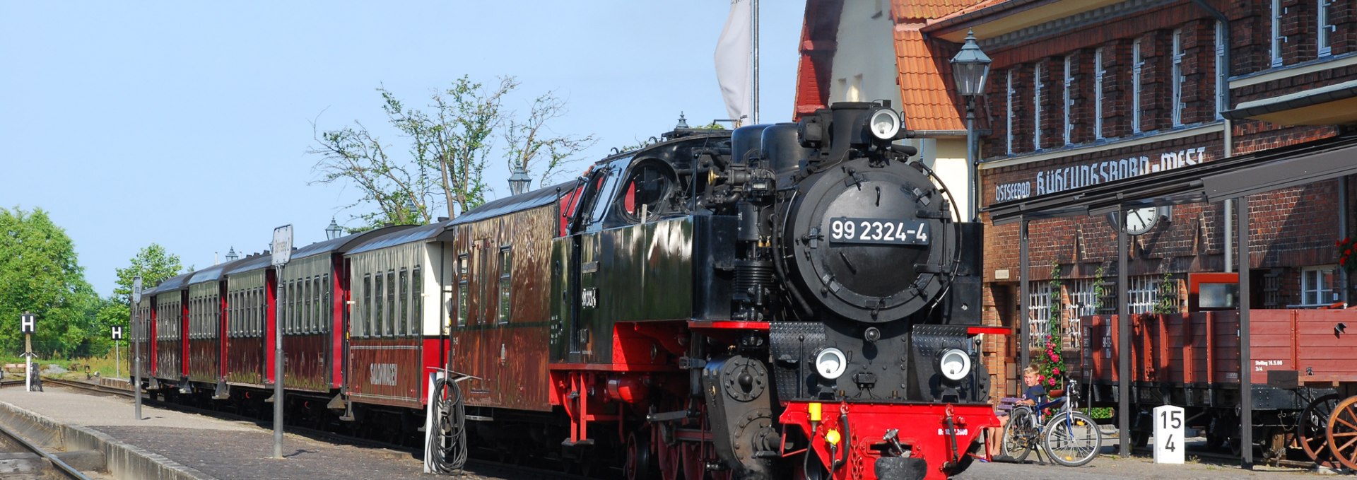 Lokomotywa parowa "Molli" na stacji K&uuml;hlungsborn West, gotowa do podr&oacute;ży wzdłuż wybrzeża Bałtyku w Meklemburgii.