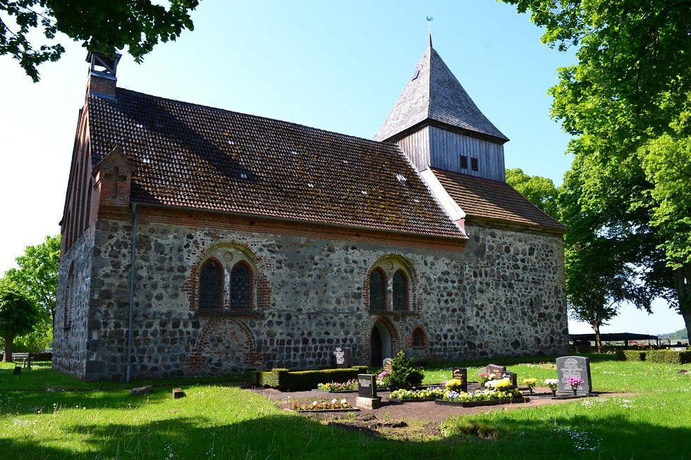 Widok kościoła z grobami, © Lutz Werner