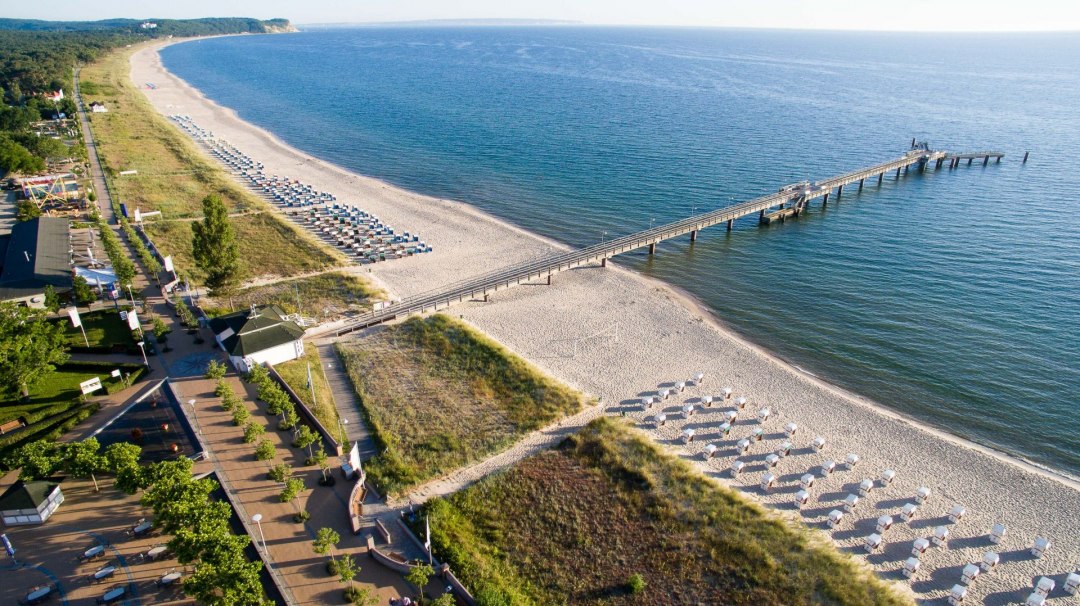 Widok z lotu ptaka na kurort bałtycki Nordstrand Göhren z molo. Czeka nas nowy dzień pełen wspaniałych wrażeń., © KV Göhren / Ferdinand Kokenge