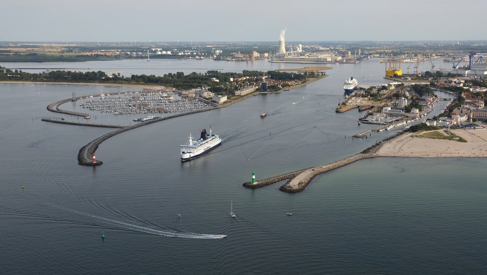 Widok z lotu ptaka na molo w Warnemünde // © TZRW - Reimer Wulf Widok z lotu ptaka na molo w Warnemünde // © TZRW - Reimer Wulf