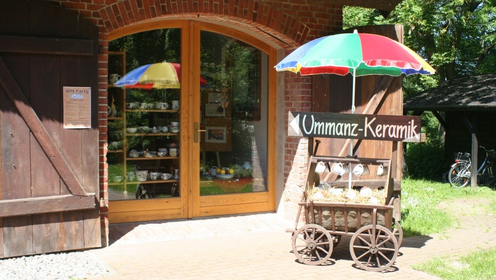De handkar vol keramiek wijst de weg naar de pottenbakkerij // © Ummanz-Keramik/Schmorell De handkar vol keramiek wijst de weg naar de pottenbakkerij // © Ummanz-Keramik/Schmorell