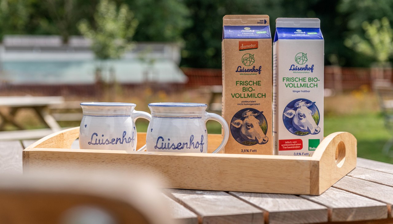 Organic milk from own farm, © J.HOLLWEG