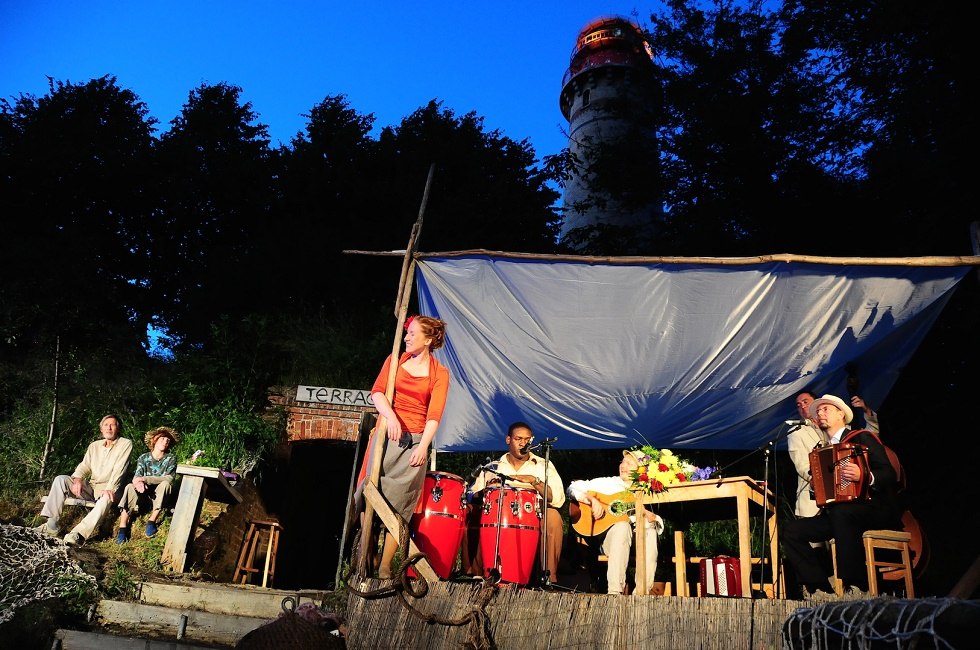 Theater op het natuurlijke toneel in de tuin van de vuurtorenwachter bij Kaap Arkona, © Tourismuszentrale Rügen Theater op het natuurlijke toneel in de tuin van de vuurtorenwachter bij Kaap Arkona, © Tourismuszentrale Rügen