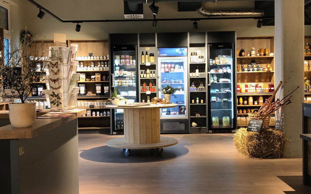 Streekwinkel met assortimentsrekken, © N. Krüger
