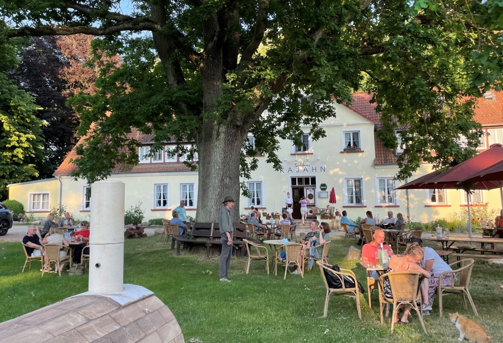 Seating under the oak tree in front of the manor house., © Maximilian Kajahn