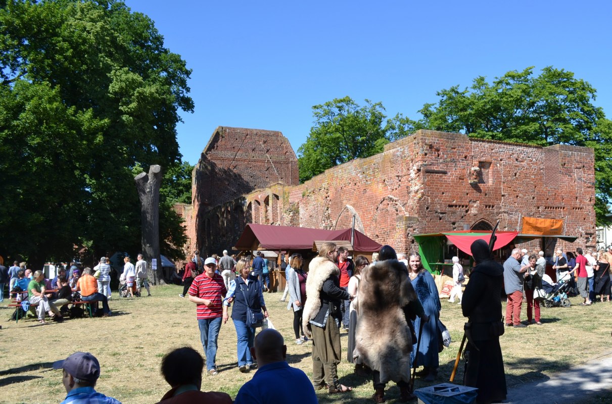 Colorful market hustle and bustle at the Eldena monastery market 2016 // &copy; Universit&auml;ts- und Hansestadt Greifswald