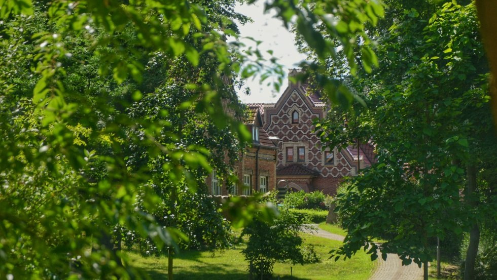 Zicht op het landarbeidershuis in Engelse stijl, © Tourismusverband Mecklenburg-Schwerin