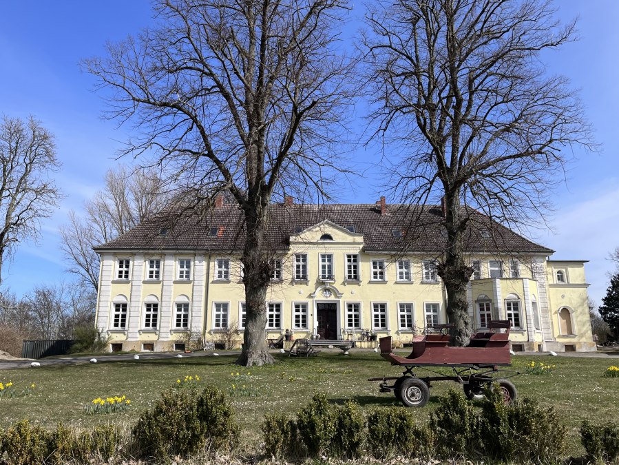 Manor house Manderow in spring, © Gutshaus Manderow