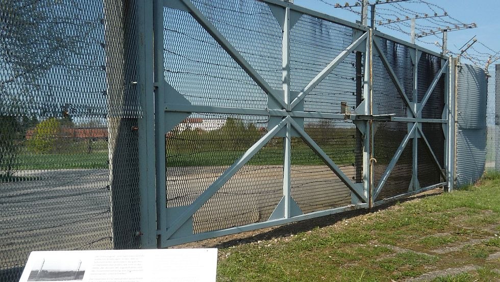 Deel van het grenssignaal en het hek op het buitenterrein // © Politische Memoriale e.V. Deel van het grenssignaal en het hek op het buitenterrein // © Politische Memoriale e.V.