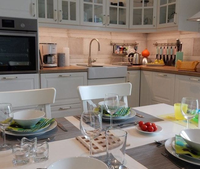 Tijd met het gezin in de moderne keuken met aangrenzende eethoek, © @cramer